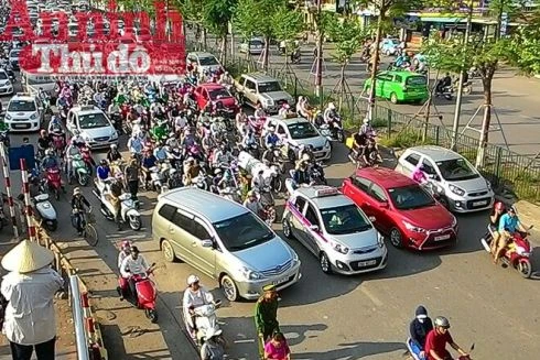 Kỳ lạ đoạn đường vài trăm mét "gây ức chế" giữa Thủ đô