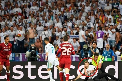 [ẢNH] Ronaldo cáu tiết vì bị fan cuồng phá ngang khi đang chuẩn bị ghi bàn