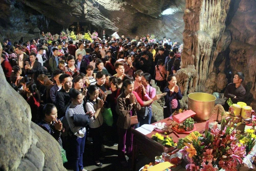 Ngày đầu khai hội, chùa Hương "nêm cứng" khách thập phương