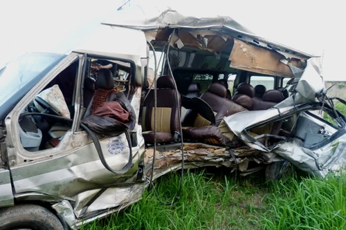 Lạnh gáy xem ôtô 16 chỗ bị xé toạc sau vụ TNGT thảm khốc