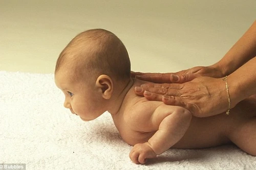 Không nên dùng dầu ôliu để massage cho bé