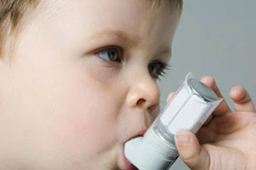 Cha hút thuốc, con tăng 3 lần bị hen suyễn