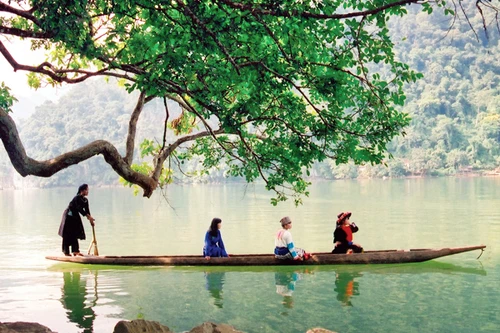 Du ngoạn hồ nước ngọt thiên nhiên lớn nhất Việt Nam