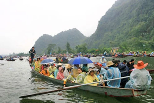 Niêm yết công khai giá đò, cáp treo