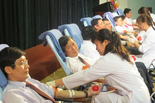 Lãnh đạo bệnh viện tình nguyện hiến máu đầu năm