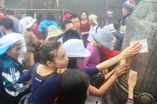 Khi đồng tiền liền… lễ hội