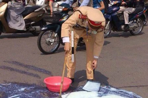 CSGT dọn “bẫy” xà phòng giữa ngã tư