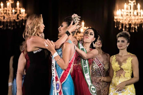 Á hậu tức tối giật bỏ vương miện của Hoa hậu 