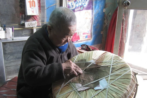 Về làng Chuông, gặp nghệ nhân bát thập làm nón quai thao