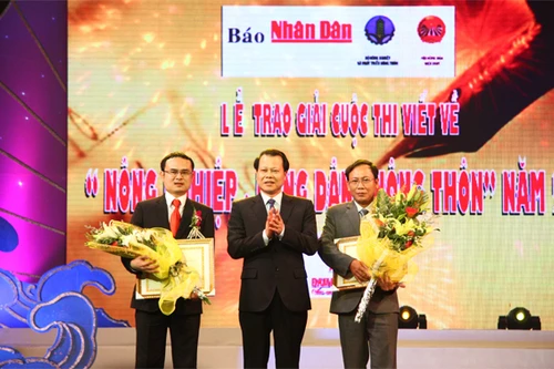 Trao giải cuộc thi viết về Nông nghiệp - Nông dân - Nông thôn năm 2012