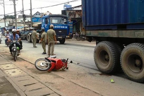 Trên đường đón con về, mẹ bị xe container cán nát chân