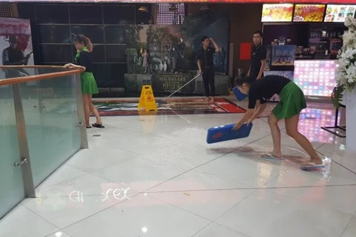 Tòa nhà cao nhất TP.HCM dột sau trận mưa lớn