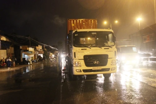 Đau đớn người mẹ nhìn con trai 11 tuổi bị xe container cán tử vong