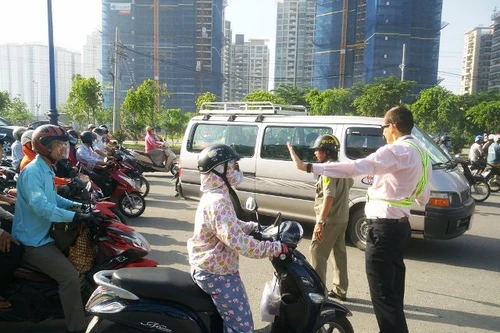 Ông Tây bất lực khi điều tiết giao thông giờ cao điểm ở TP.HCM