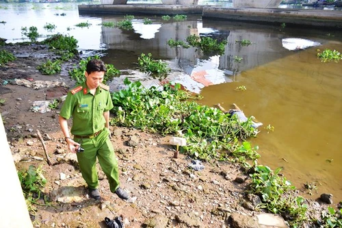 Đi sà lan phát hiện thi thể nổi lềnh bềnh trên sông
