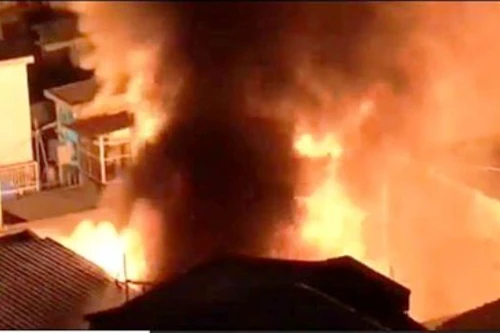 Cháy lớn kèm theo nhiều tiếng nổ ở trung tâm TP. Hồ Chí Minh