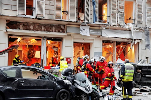 [ẢNH] Paris tan hoang như "ngày tận thế" sau vụ nổ lớn giữa thủ đô