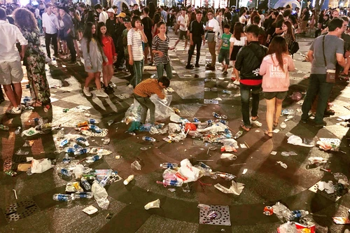 [ẢNH] "Điệp khúc phố rác" lại xuất hiện sau lễ hội chào đón năm mới