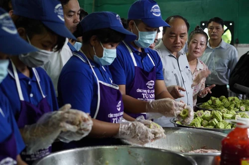Thủ tướng Nguyễn Xuân Phúc kiểm tra đột xuất suất ăn công nhân