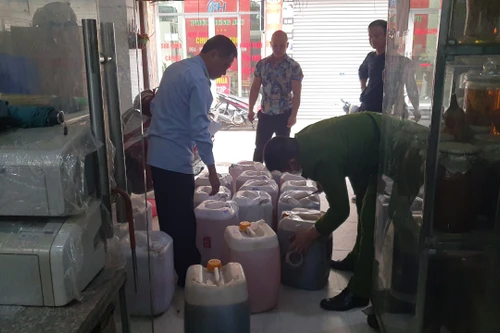 Phát hiện, thu giữ hơn 500 lít rượu ngâm không rõ nguồn gốc 