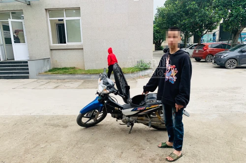 Thiếu niên 14 tuổi cùng bạn vác kiếm chém người phụ nữ đi đường, cướp xe máy lúc rạng sáng