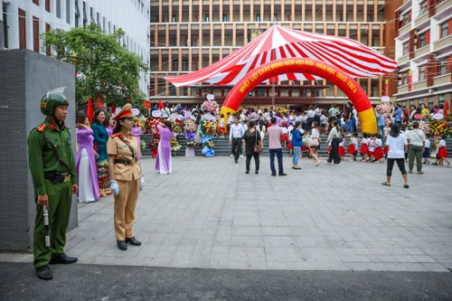 Công an Hà Nội cùng học sinh trên mọi nẻo đường đến trường ngày khai giảng