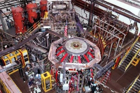 Cắm dây dẫn vào "Mặt trời" để dùng điện suốt đời