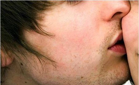 Lái xe buýt nổi hứng định cưỡng hôn hành khách trên đường