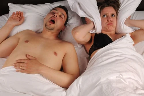 Khơi lại cảm hứng yêu với bạn đời mắc tật ngáy ngủ