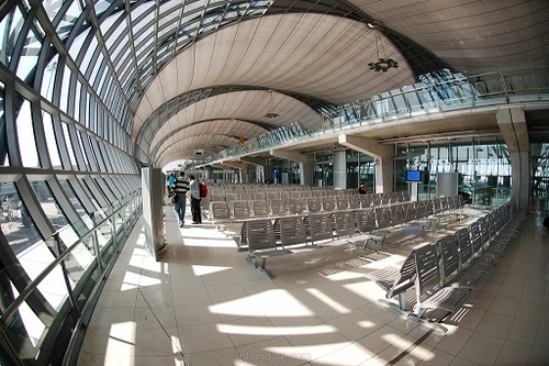 Bị ép cưới, nam thanh niên nhảy khỏi phòng chờ bay để tự vẫn