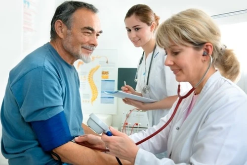 Thuốc điều trị huyết áp và nguy cơ chấn thương nặng hơn ở người cao tuổi 