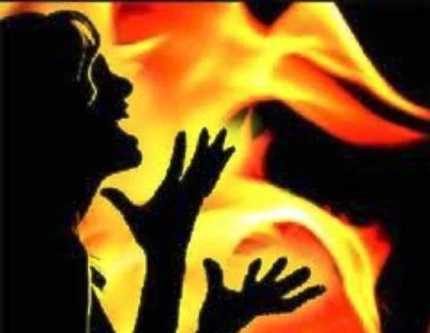 Bị chồng thiêu sống vì sinh toàn con gái