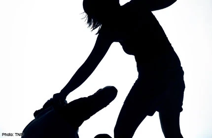 Mẹ bị hành hung vì con trai bỏ trốn cùng gái nhà giàu