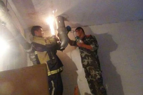 Nghẹt thở giải cứu bé sơ sinh bị mẹ “xả” xuống toilet