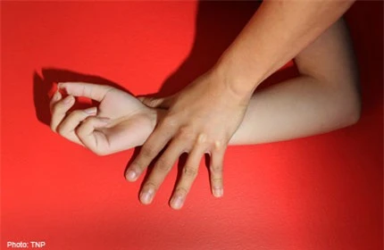 Nữ y tá bị hai thanh niên hiếp dâm tập thể