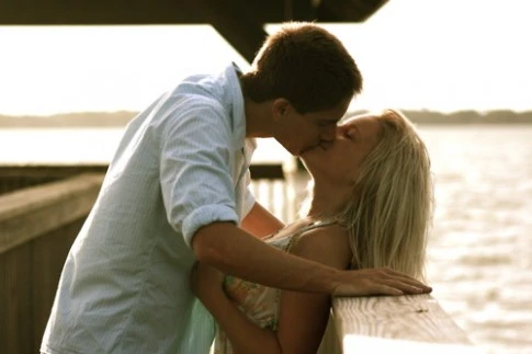 Những lý do vì sao bạn nên hẹn hò với chàng "phi công trẻ"