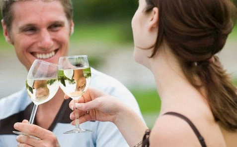 Uống rượu nhiều gây hại cho não khi về già