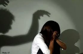 Dùng dao đe dọa, hiếp dâm bé gái hàng xóm 8 tuổi