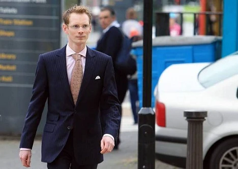 Bị phát hiện “mây mưa” với học sinh, thầy giáo trốn dưới gầm giường