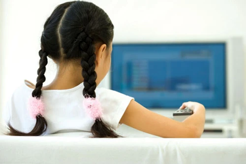 Xem tivi nhiều có thể ảnh hưởng tới não của trẻ