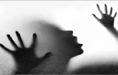 Bé gái mù lòa bị hàng xóm xâm hại