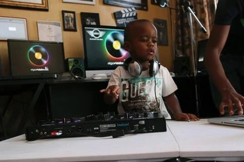 “Thần đồng DJ” 2 tuổi