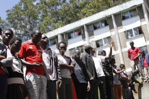 Nhảy từ tầng 5 ký túc xá xuống đất vì sợ khủng bố