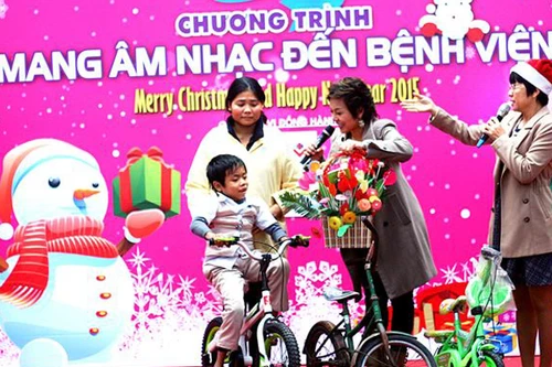 Giáng sinh hồng ủng hộ trẻ em nghèo ở viện Nhi Trung ương