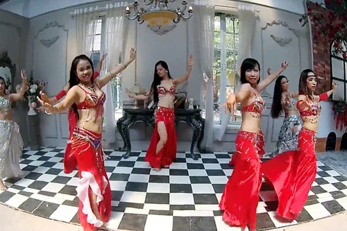 Dàn vũ công bellydance nóng bỏng trong vũ điệu mừng Giáng sinh
