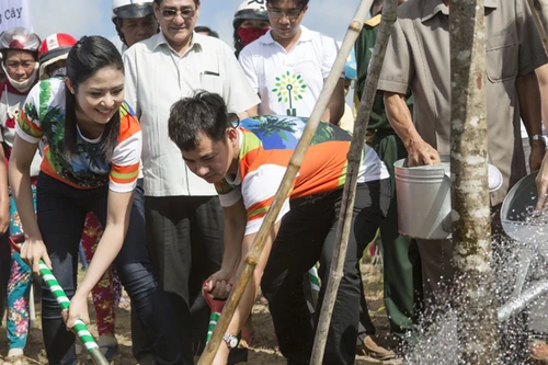 Hoa hậu Ngọc Hân diện áo đôi cùng Xuân Bắc trồng cây tại Bến Tre