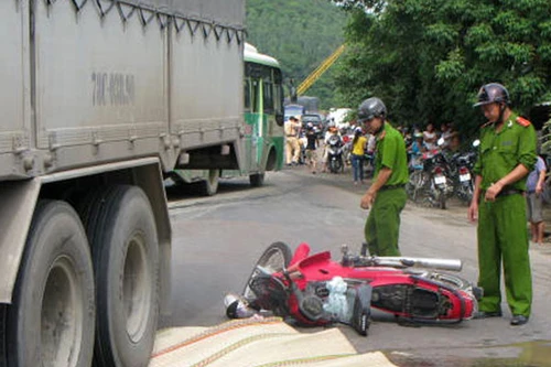 Xe tải tông xe máy, 1 phụ nữ chết tại chỗ