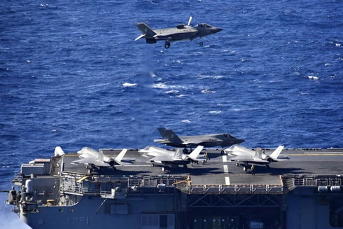 [ẢNH] Siêu tàu đổ bộ Mỹ tập trận cùng tiêm kích tàng hình F-35B ngay "cửa ngõ" biển Đông