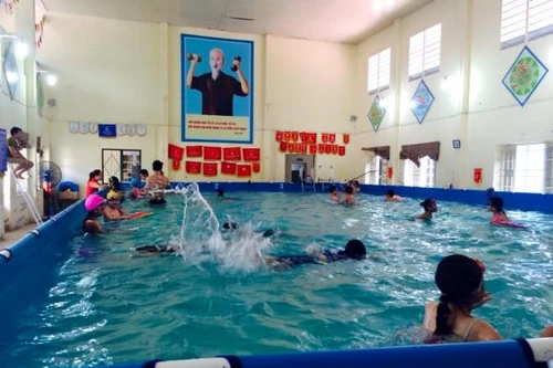 Xem xét đưa bể bơi thông minh vào các trường tiểu học Hà Nội
