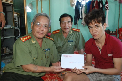 Quảng Ngãi: Thăm, tặng quà 2 ngư dân bị thương do tàu Trung Quốc tấn công